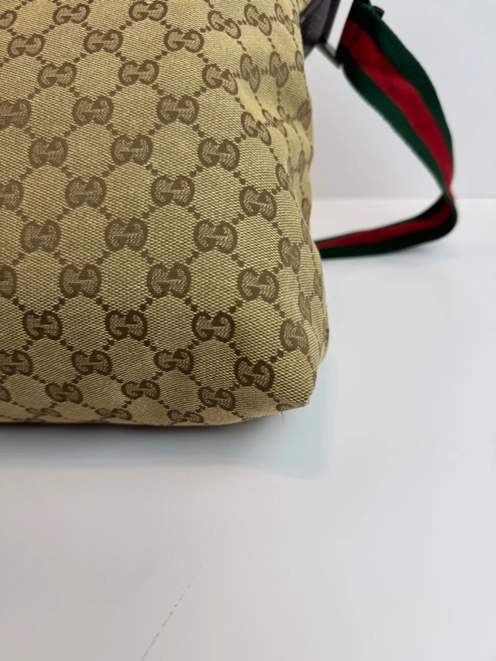 Gucci Beige Monogram Crossbody Bag with Green-Red Strap - Picture 5 of 15